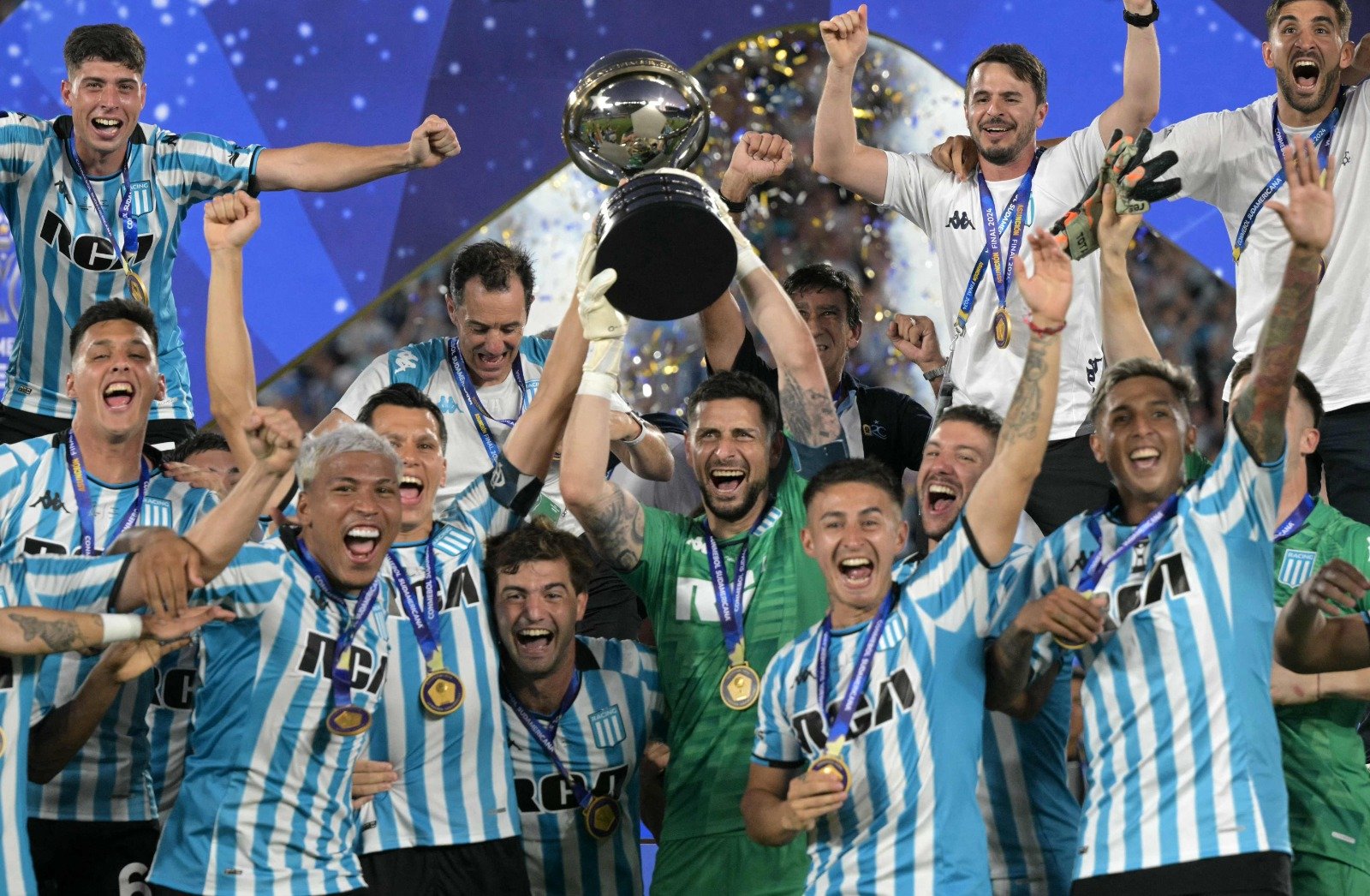 Jogadores do Racing erguem troféu da Sul-Americana (foto: Juan Mabromata/AFP)