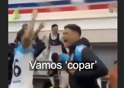 Jogadores e comissão do Racing cantam música da Sul-Americana (foto: Reprodução)