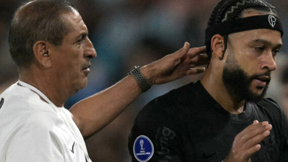 Técnico Ramón Díaz e atacante Memphis Depay em eliminação do Corinthians na Sul-Americana (foto: JUAN MABROMATA/AFP)