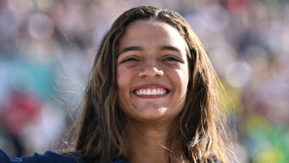 Rayssa Leal, skatista brasileira (foto: KIRILL KUDRYAVTSEV/AFP)