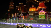 Carros na pista do circuito em Las vegas (foto: CLIVE MASON / GETTY IMAGES NORTH AMERICA / Getty Images via AFP))