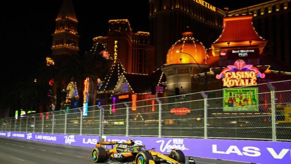 Carros na pista do circuito em Las vegas (foto: CLIVE MASON / GETTY IMAGES NORTH AMERICA / Getty Images via AFP))