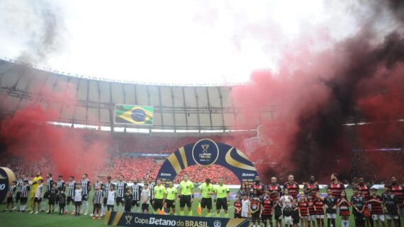 Jogadores de Atlético e Flamengo perfilados (foto: Alexandre Guzanshe/EM/D.A Press)