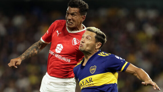 Lucas Romero em ação pelo Independiente em jogo contra o Boca Juniors, em 2020, pelo Campeonato Argentino (foto: AFP / Alejandro PAGNI)