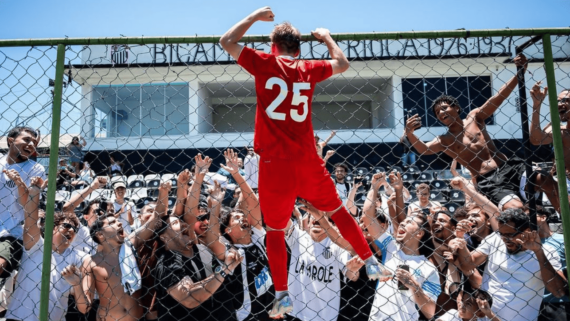 Atacante Saltykov celebrando com fãs brasileiros (foto: Divulgação/Rússia)