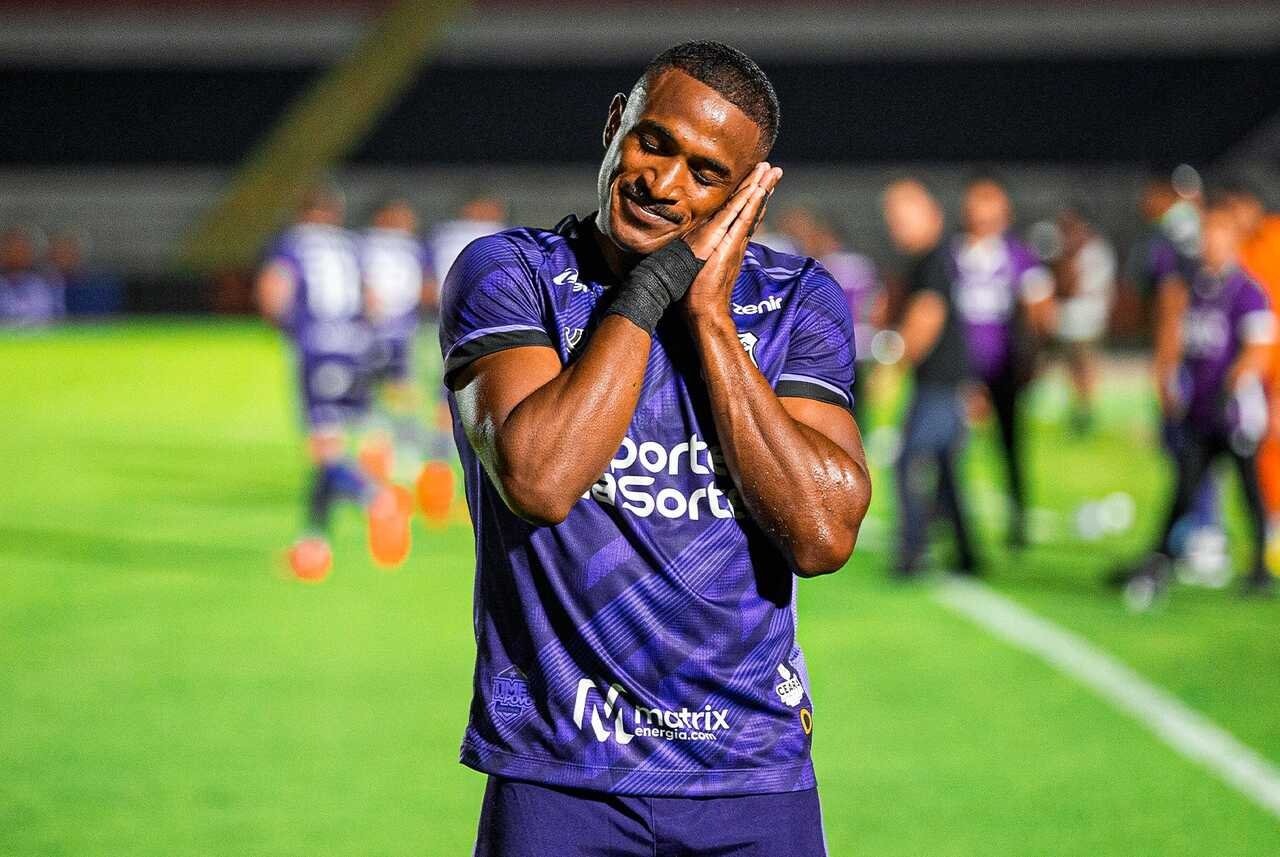 Saulo Mineiro faz gesto de dormir (foto: Felipe Santos / Ceará SC)