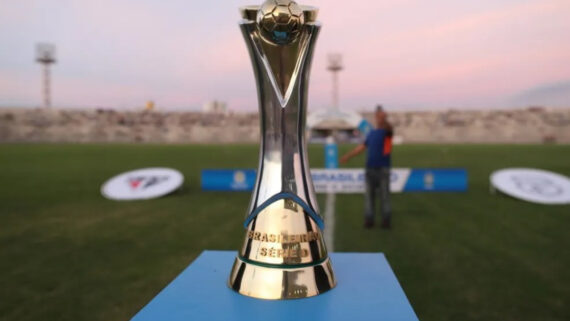 Troféu da Série D do Campeonato Brasileiro (foto: Lucas Figueiredo / CBF)