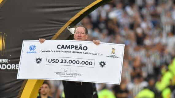 John Textor mostra o cheque com premiação da Libertadores (foto: Alexandre Guzanshe/EM/D. A Press)