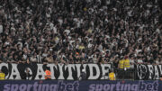 Milhares de pessoas na arquibancada da Neo Química Arena, estádio do Corinthians (foto: NELSON ALMEIDA / AFP)