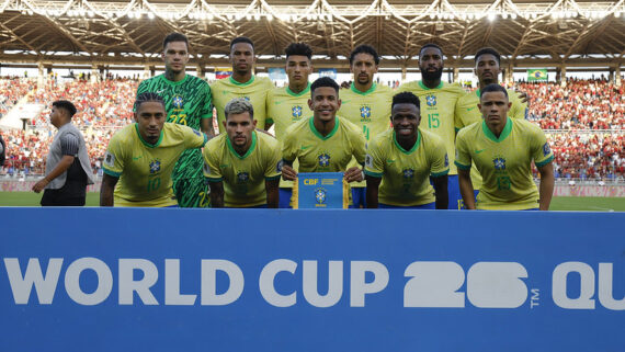 Jogadores do Brasil perfilados antes de jogo contra a Venezuela (foto: Rafael Ribeiro/CBF)