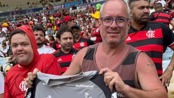 Torcedor do Flamengo posou com camisa de Hulk na arquibancada do Maracanã (foto: Reprodução/Gledson Paraíba)