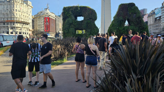 Torcedores de Atlético e Botafogo 'curtiram' o Obelisco em Buenos Aires (foto: Samuel Resende/No Ataque)