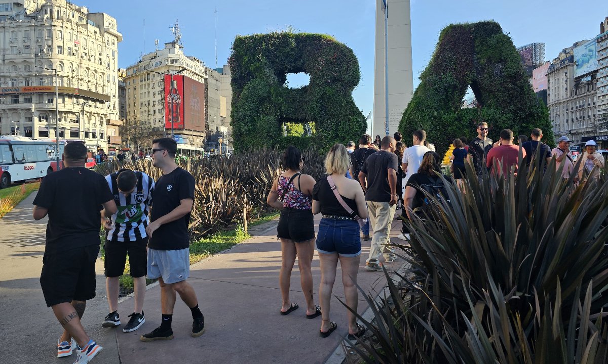 Torcedores de Atlético e Botafogo 'curtiram' o Obelisco em Buenos Aires (foto: Samuel Resende/No Ataque)