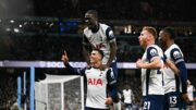 Jogadores do Tottenham celebram gol contra o City (foto: PAUL ELLIS/AFP)