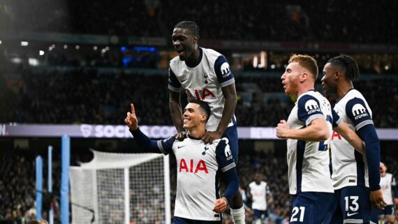 Jogadores do Tottenham celebram gol contra o City (foto: PAUL ELLIS/AFP)