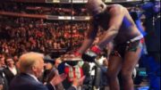 Jon Jones entrega o cinturão a Donald Trump após nocaute no UFC 309 (foto: Reprodução)