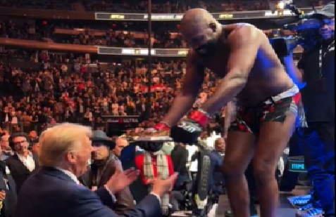 Jon Jones entrega o cinturão a Donald Trump após nocaute no UFC 309 (foto: Reprodução)