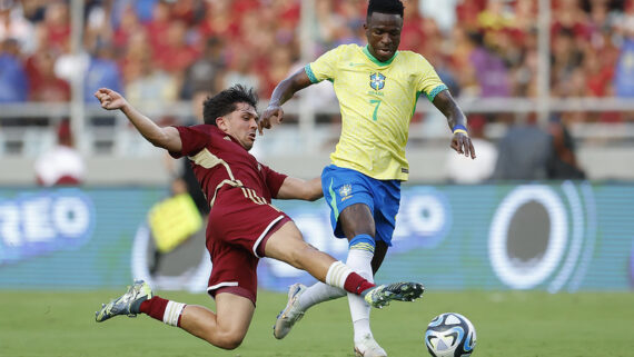 Vini Jr. conduz a bola e é perseguido por adversário em Venezuela x Brasil (foto: Rafael Ribeiro/CBF)