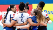 Jogadoras de vôlei do Minas comemorando ponto sobre o Fluminense, pela Superliga (foto: Gabriella Sena)