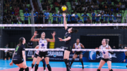 Jogadoras de vôlei do Praia Clube e do Maringá (foto: Eduardo Maroldi)