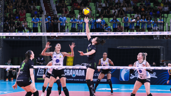 Jogadoras de vôlei do Praia Clube e do Maringá (foto: Eduardo Maroldi)