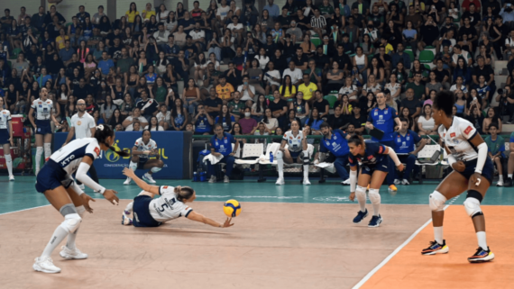 Jogadoras de vôlei do Minas e do Brasília (foto: Rogério Guerreiro/Brasília)