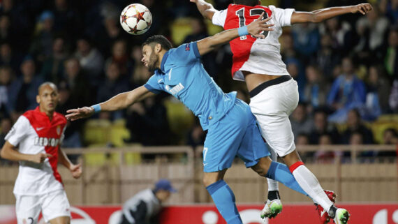 Fabinho (2) observa disputa de bola entre Hulk e Wallace, na partida entre Monaco e Zenit pela Liga dos Campeões 2014/2015 (foto: ERIC GAILLARD/AFP)