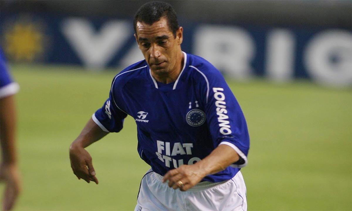 Zinho em ação pelo Cruzeiro no Brasileirão de 2003 (foto: Cesar Tropia/Estado de Minas)