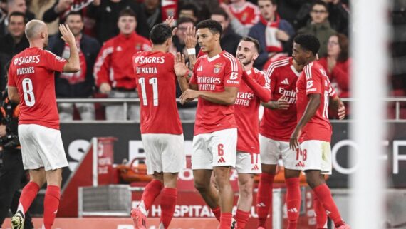 Jogadores do Benfica em campo (foto: Patricia de Melo Moreira/AFP)