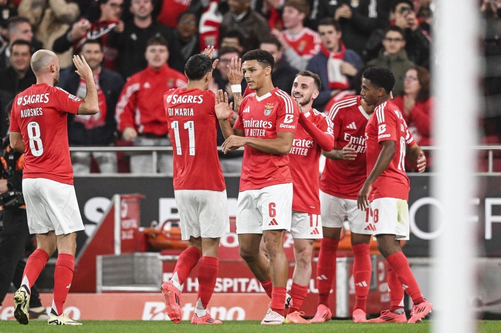 Jogadores do Benfica em campo (foto: Patricia de Melo Moreira/AFP)