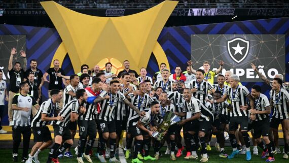 Jogadores do Botafogo celebram título do Brasileirão (foto: Mauro PIMENTEL / AFP)