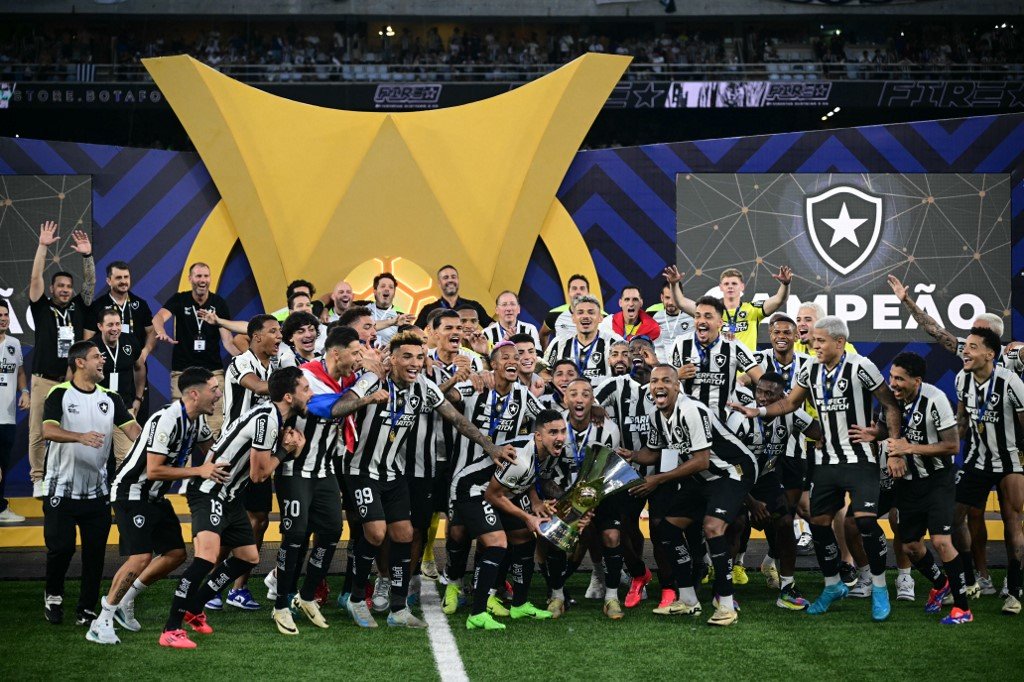 Jogadores do Botafogo celebram título do Brasileirão (foto: Mauro PIMENTEL / AFP)