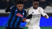 Éderson, da Atalanta, em disputa com Vini Jr, do Real Madrid, na Liga dos Campeões (foto: Marco BERTORELLO / AFP)