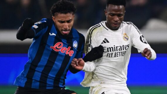 Éderson, da Atalanta, em disputa com Vini Jr, do Real Madrid, na Liga dos Campeões (foto: Marco BERTORELLO / AFP)