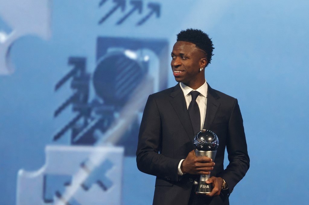 Vinicius Júnior com o troféu de melhor do mundo do Fifa The Best 2024 (foto: Karim JAAFAR / AFP)