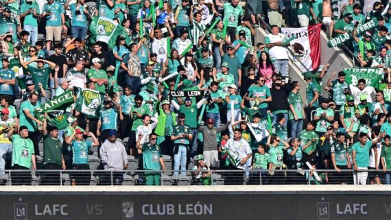 Torcida do León (foto: Frederic J. BROWN / AFP)