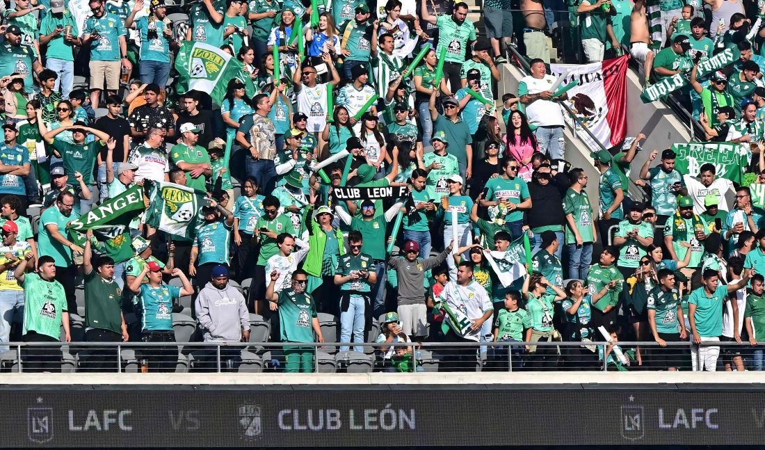 Torcida do León (foto: Frederic J. BROWN / AFP)