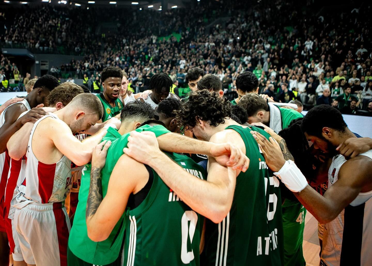 Jogadores de ambas as equipes se solidarizaram com Lessort (foto: Divulgação/Panathinaikos)