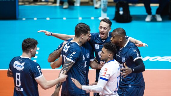 Jogadores do Minas em partida de Vôlei (foto:  Hedgard Moraes/ MTC)