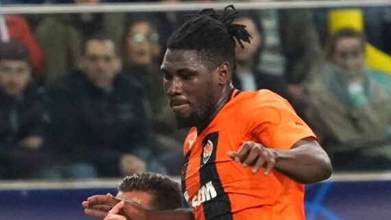 Lassina Traoré, atacante do Shakhtar Donetsk (foto: JANEK SKARZYNSKI / AFP)