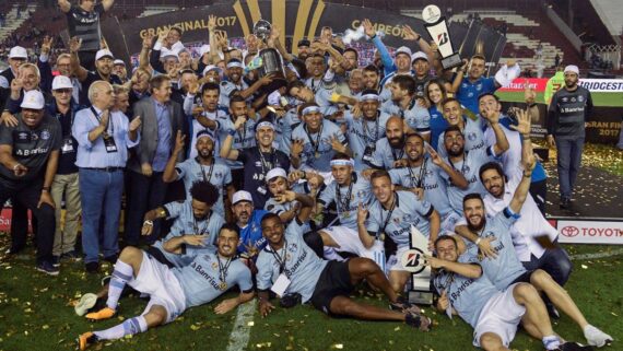 Elenco do Grêmio campeão da Libertadores em 2017 (foto: AFP / JUAN MABROMATA)