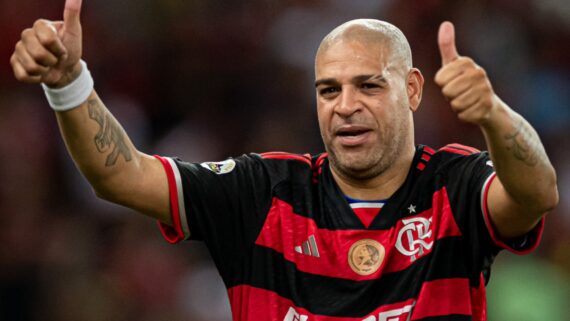 Adriano Imperador, com a camisa do Flamengo, faz sinal de positivo (foto: Paula Reis/Flamengo)