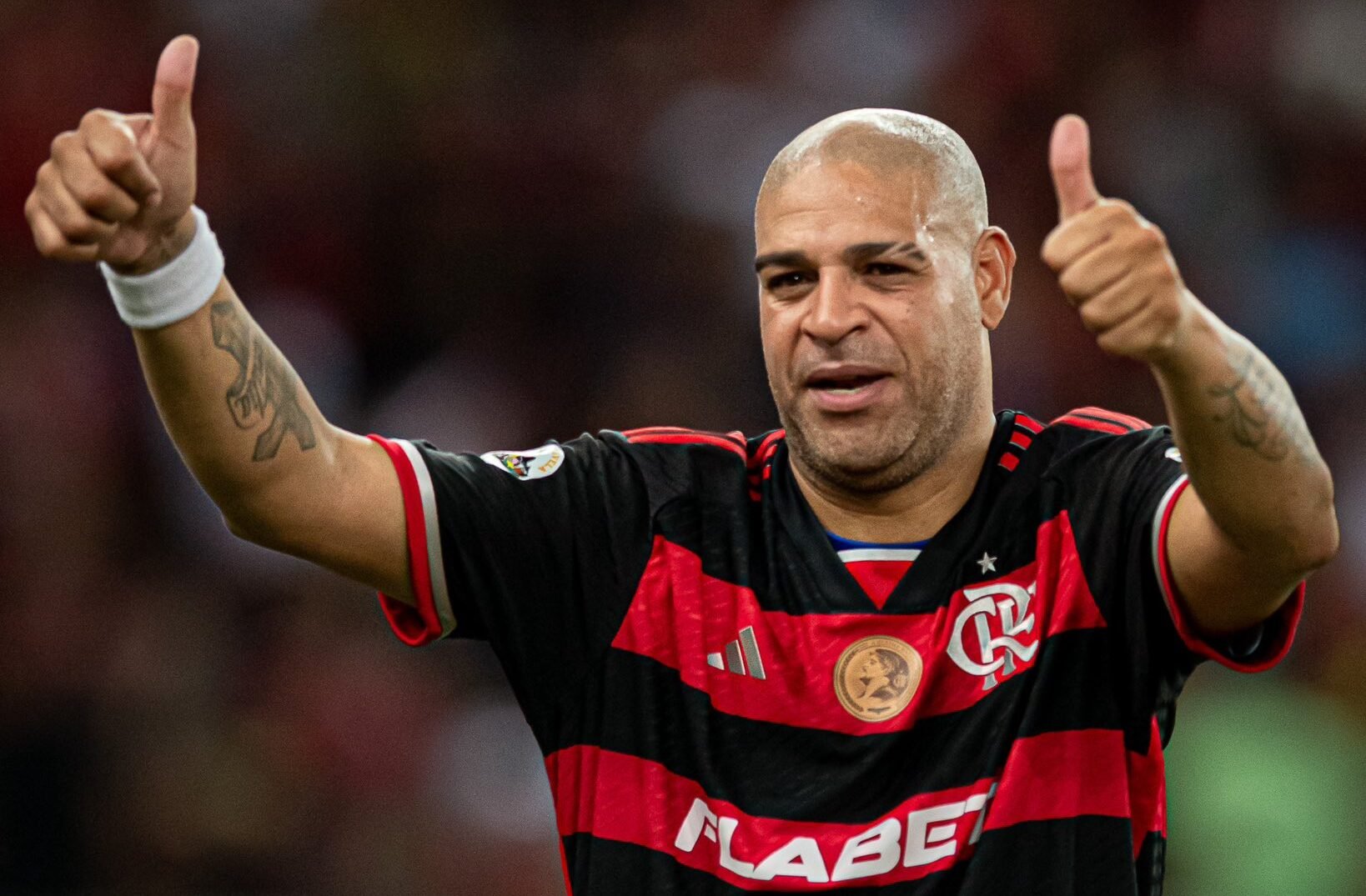 Adriano Imperador, com a camisa do Flamengo, faz sinal de positivo (foto: Paula Reis/Flamengo)