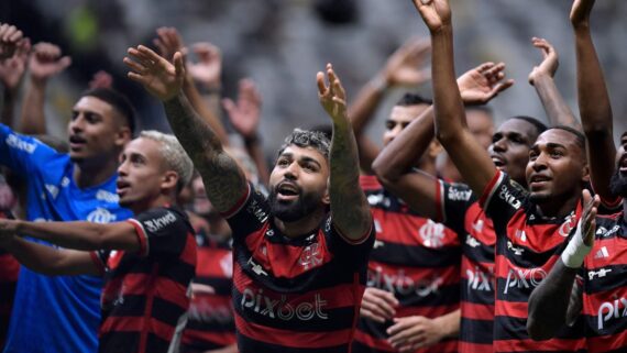 Elenco do Flamengo comemora título da Copa do Brasil (foto: Bruno Henrique, atacante do Flamengo)