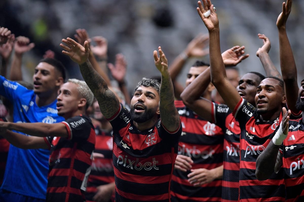 Elenco do Flamengo comemora título da Copa do Brasil (foto: Bruno Henrique, atacante do Flamengo)