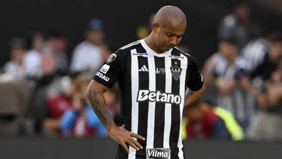 Lateral-direito Mariano com a camisa do Atlético (foto:  Luis ROBAYO / AFP)