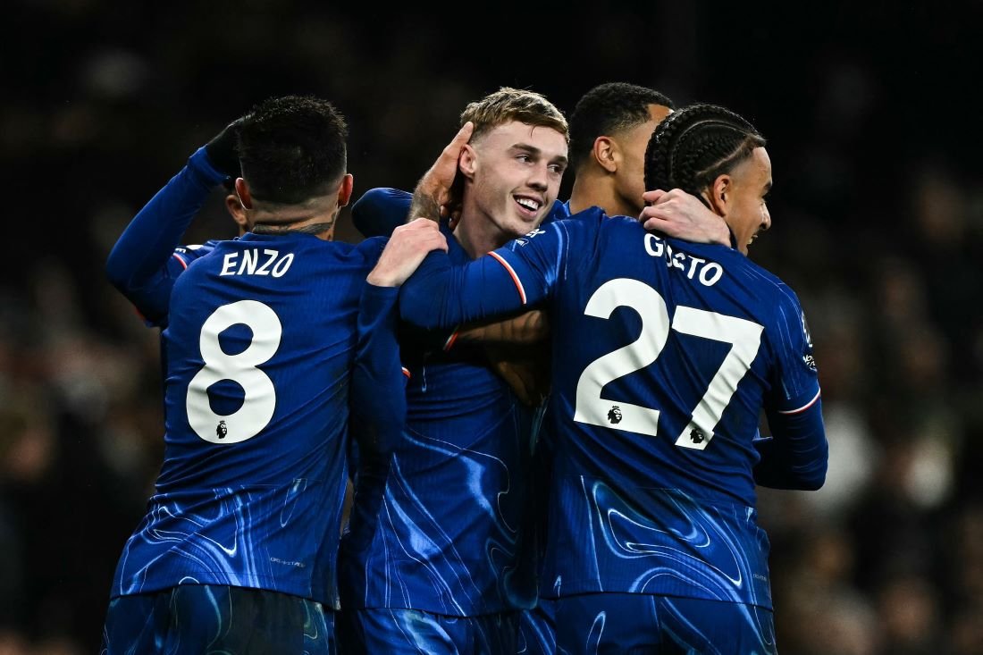 Jogadores do Chelsea abraçados em campo (foto: Ben STANSALL / AFP)