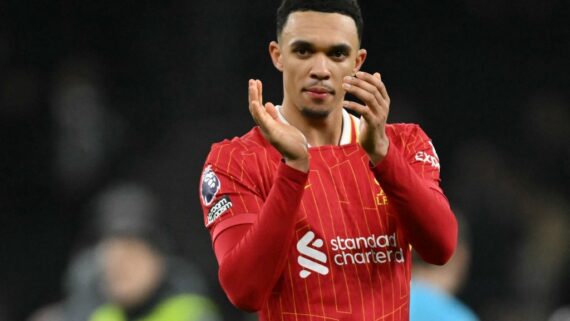 Trent Alexander-Arnold, lateral do Liverpool (foto: Glyn Kirk/AFP)