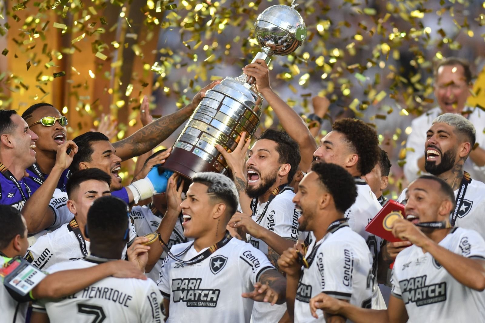 Time do Botafogo celebrando o título da Libertadores de 2024 (foto: Alexandre Guzanshe/EM/D.A Press)