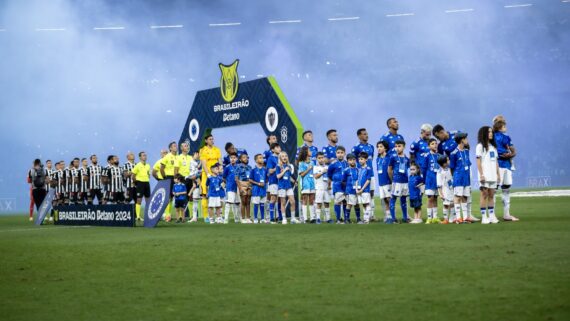 Jogadores perfilados em campo antes do clássico entre Cruzeiro e Atlético pelo Campeonato Brasileiro de 2024 (foto: Tiago Trindade/FMF)